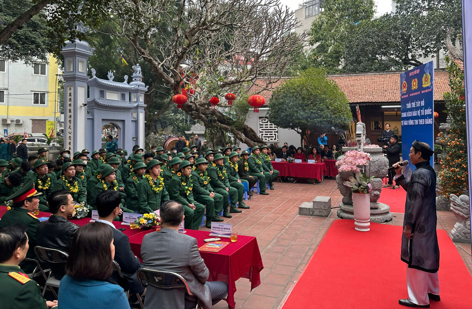 C&aacute;c đại biểu v&agrave; t&acirc;n binh c&ugrave;ng sinh hoạt truyền thống, nghe giới thiệu về lịch sử, truyền thống của đền Đồng Cổ, nơi khởi ph&aacute;t &ldquo;Hội thề Trung hiếu&rdquo;.