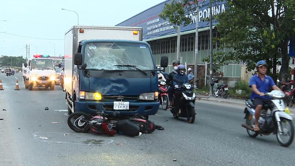 Hiện trường vụ tai nạn tại TP Bạc Li&ecirc;u. Ảnh: Minh Giang. &nbsp;