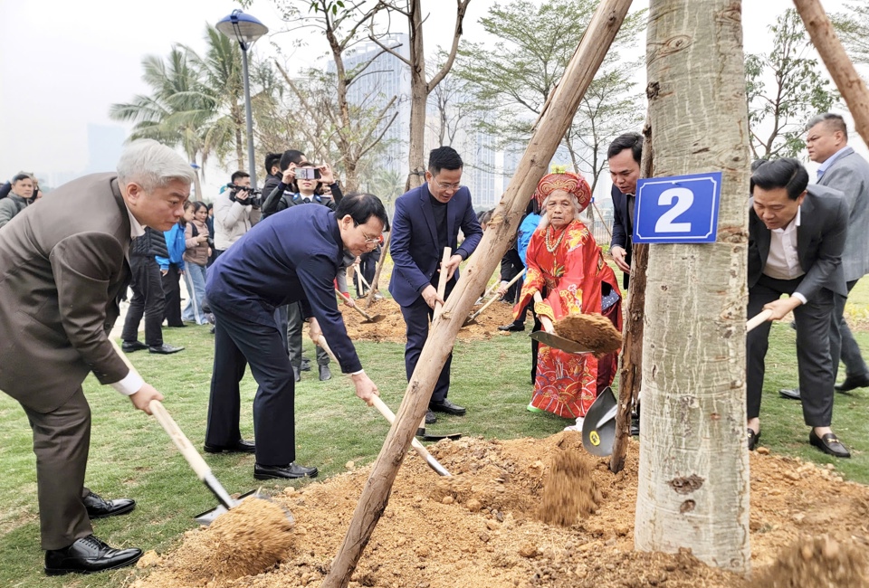 Ph&oacute; Chủ tịch HĐND TP H&agrave; Nội Phạm Qu&iacute; Ti&ecirc;n, l&atilde;nh đạo c&aacute;c sở ng&agrave;nh v&agrave; quận Nam Từ Li&ecirc;m&nbsp;trồng c&acirc;y tại C&ocirc;ng vi&ecirc;n hồ Ph&ugrave;ng Khoang