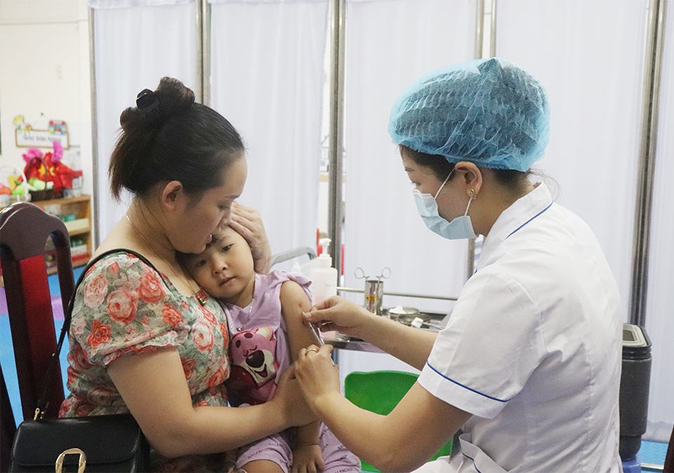 Nh&acirc;n vi&ecirc;n y tế ti&ecirc;m vaccine sởi cho trẻ.