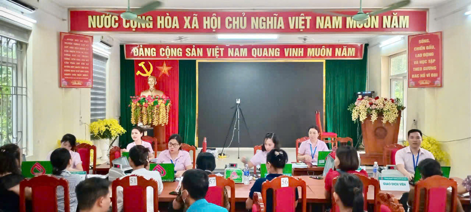 Ng&acirc;n h&agrave;ng Ch&iacute;nh s&aacute;ch x&atilde; hội Thị x&atilde; Sơn T&acirc;y (H&agrave; Nội) cho c&aacute;c hộ gia đ&igrave;nh v&agrave; người lao động vay vốn ph&aacute;t triển sản xuất, chăn nu&ocirc;i.&nbsp;