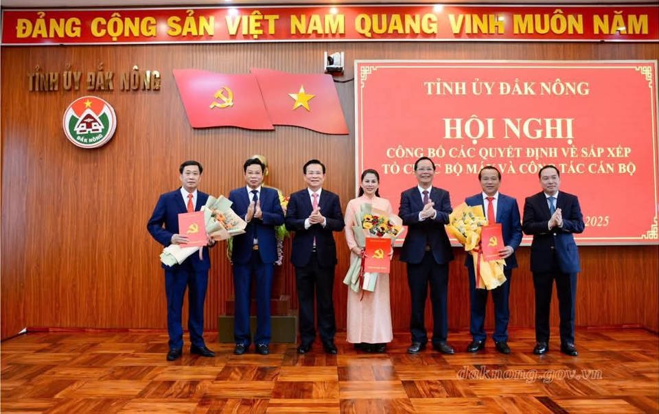 Thường trực Tỉnh ủy Đắk N&ocirc;ng trao quyết định, tặng hoa ch&uacute;c mừng c&aacute;c c&aacute;n bộ được điều động, bổ nhiệm.