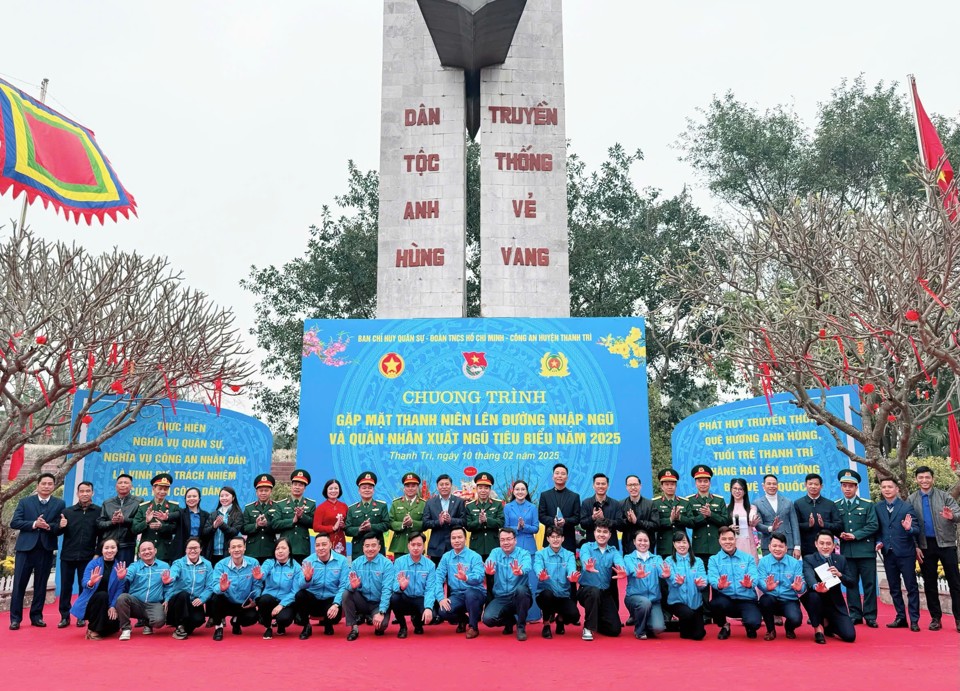 C&aacute;c đồng ch&iacute; l&atilde;nh đạo c&ugrave;ng đại diện c&aacute;c đơn vị chụp ảnh lưu niệm tại tượng đ&agrave;i chiến thắng Ngọc Hồi.