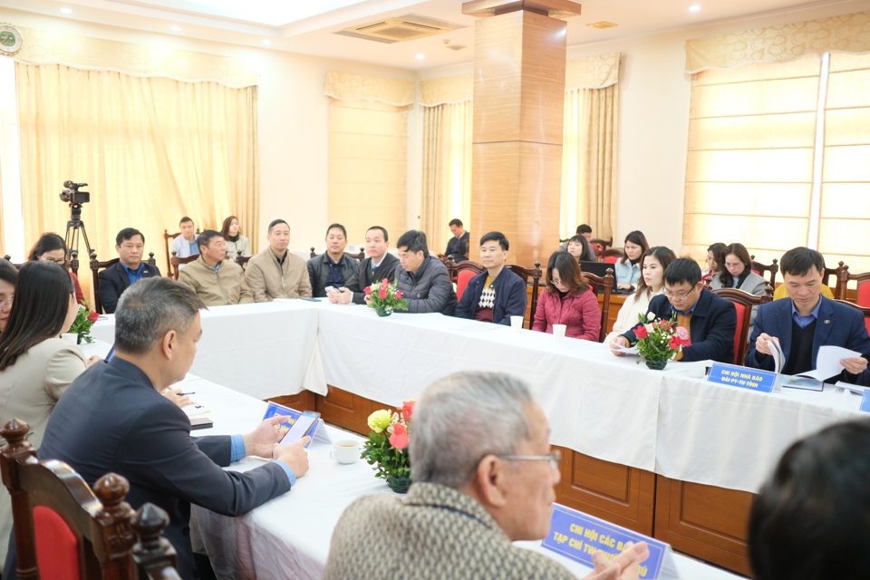 Đ&ocirc;ng đảo những người l&agrave;m b&aacute;o tham gia chương tr&igrave;nh hội thảo "Chuyển đổi số b&aacute;o ch&iacute; - Cơ hội v&agrave; th&aacute;ch thức" s&aacute;ng 11/2. Ảnh: Sỹ H&agrave;o.&nbsp;