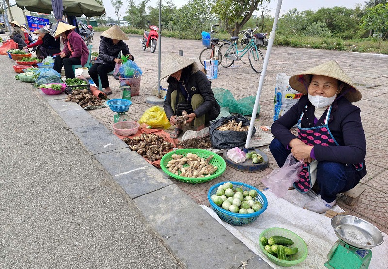 Một số sản phẩm n&ocirc;ng sản của người d&acirc;n địa phương l&agrave;m ra được trưng b&agrave;y dọc đường v&agrave;o ch&ugrave;a nhưng cũng rất kh&oacute; b&aacute;n, v&igrave; kh&ocirc;ng c&oacute; người mua