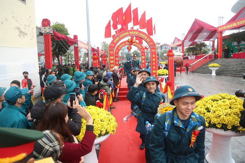 C&aacute;c t&acirc;n binh sẽ bước qua Cổng vinh quang, tiếp nối truyền thống cha anh, l&ecirc;n đường&nbsp;l&agrave;m nhiệm vụ x&acirc;y dựng v&agrave; bảo vệ Tổ quốc. &nbsp;Ảnh: Lễ giao, nhận qu&acirc;n năm 2024 tại H&agrave; Nội