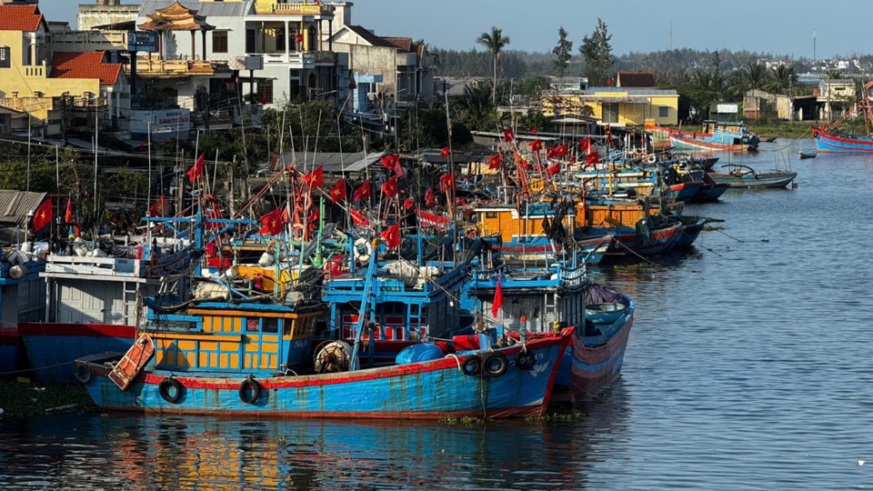 Nhiều t&agrave;u c&aacute; của ngư d&acirc;n x&atilde; An Ph&uacute; đang "ch&ocirc;n ch&acirc;n" b&ecirc;n trong Cửa Đại.