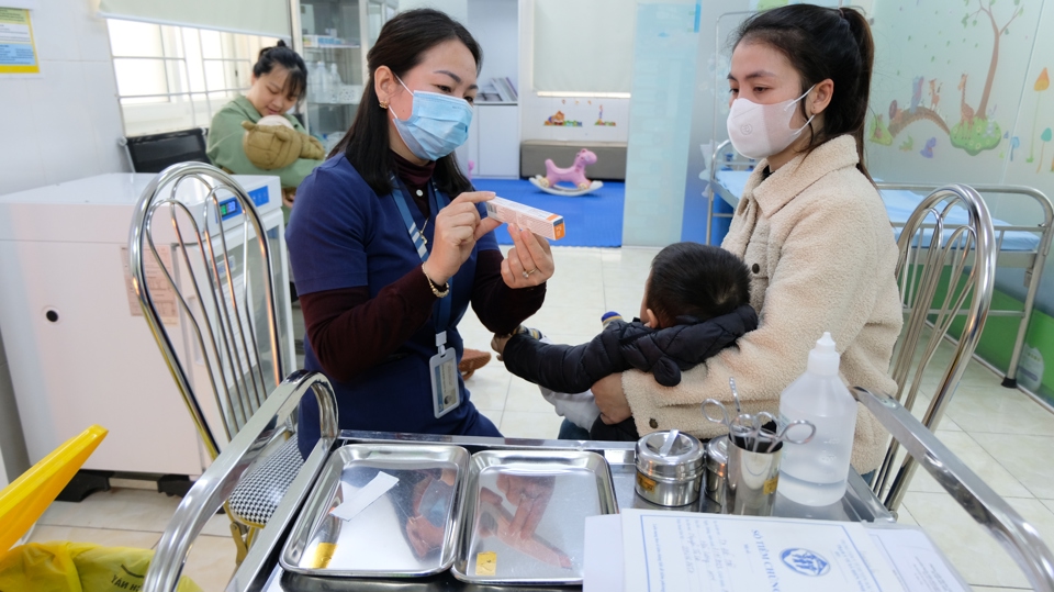 Gi&aacute;m đốc Trung t&acirc;m Y tế huyện S&oacute;c Sơn L&ecirc; Đức Tuy&ecirc;n nhấn mạnh, bệnh c&uacute;m kh&ocirc;ng thể chủ quan. Việc ti&ecirc;m ph&ograve;ng vaccine đầy đủ, đ&uacute;ng lịch v&agrave; duy tr&igrave; mũi ti&ecirc;m nhắc h&agrave;ng năm sẽ gi&uacute;p hệ miễn dịch sản sinh đủ lượng kh&aacute;ng thể cần thiết. Từ đ&oacute;, cơ thể được bảo vệ an to&agrave;n trước c&aacute;c chủng virus c&uacute;m.