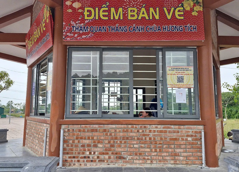 Điểm b&aacute;n v&eacute; tham quan danh thắng ch&ugrave;a Hương T&iacute;ch rất vắng vẻ