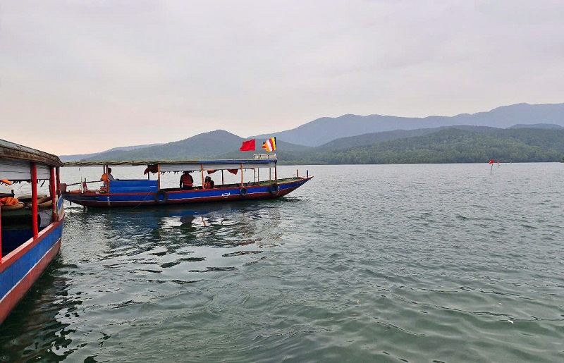 "Kh&aacute;ch du thuyền hồ Nh&agrave; Đường giảm khoảng 30% so với những năm trước. Trong khi đ&oacute;, năm nay ch&uacute;ng t&ocirc;i được giao nộp ng&acirc;n s&aacute;ch 170 triệu đồng, điều n&agrave;y đ&atilde; g&acirc;y kh&ocirc;ng &iacute;t kh&oacute; khăn v&igrave; chi ph&iacute; xăng dầu, tiền thu&ecirc; người l&aacute;i, bảo dưỡng, sửa chữa hư hỏng thuyền...C&oacute; những l&uacute;c chỉ v&agrave;i ba người đ&atilde; mua v&eacute;, nhưng kh&ocirc;ng thể để kh&aacute;ch chờ đợi l&acirc;u n&ecirc;n vẫn phải đưa kh&aacute;ch du thuyền", anh L&ecirc; Ngọc Lợi chủ khai th&aacute;c bến thuyền hồ Nh&agrave; Đường th&ocirc;ng tin