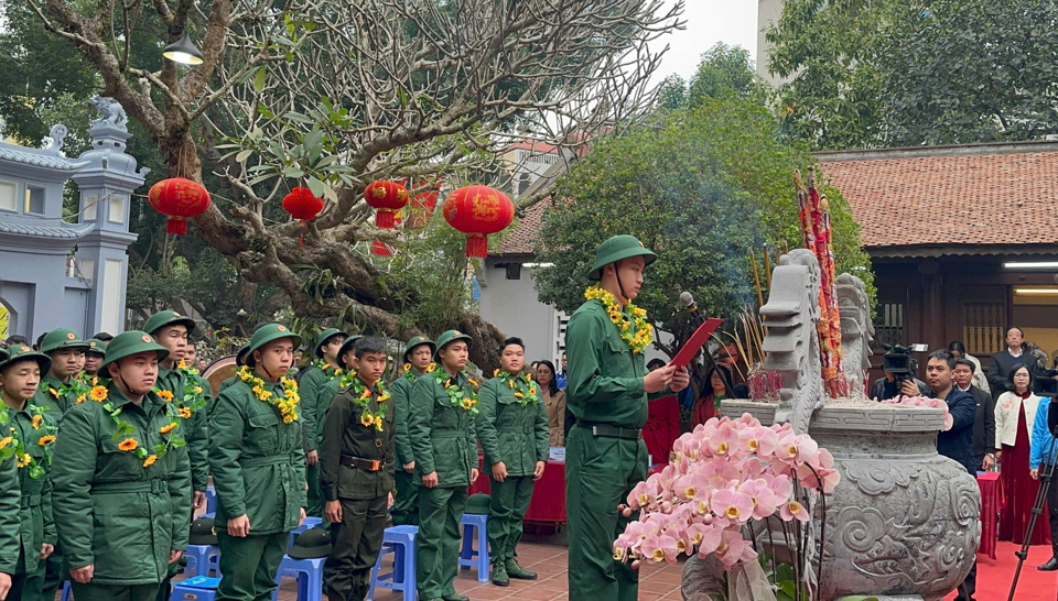 T&acirc;n binh Trịnh Ho&agrave;ng Nam - đại diện c&aacute;c t&acirc;n binh quận T&acirc;y Hồ đọc&nbsp;lời thề trung hiếu tại chương tr&igrave;nh &ldquo;Gặp mặt, gi&aacute;o dục truyền thống cho thanh ni&ecirc;n nhập ngũ v&agrave; thực hiện nghĩa vụ C&ocirc;ng an Nh&acirc;n d&acirc;n năm 2025&rdquo; tại đền Đồng Cổ. (Ảnh: C&ocirc;ng Tr&igrave;nh)