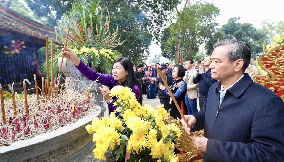 C&aacute;c đại biểu l&agrave;m lễ d&acirc;ng hương.