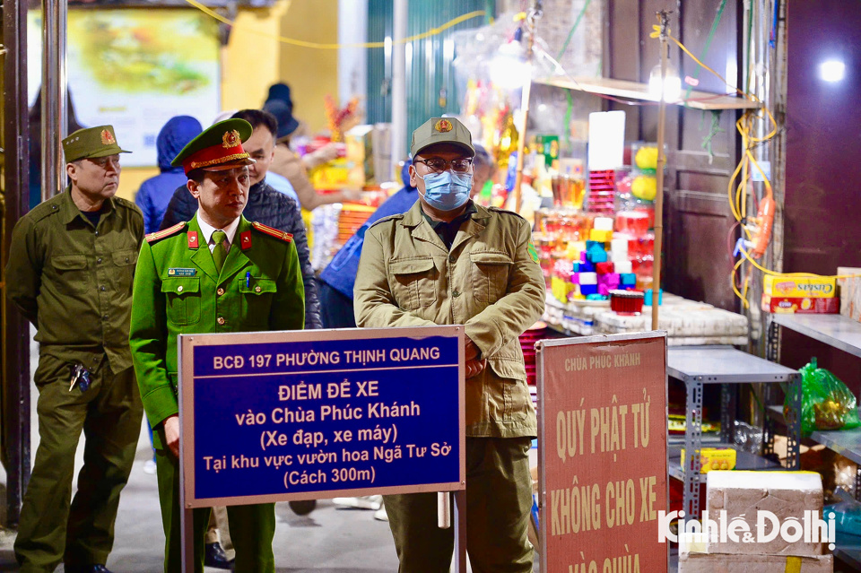 Để bảo đảm hoạt động cầu an diễn ra thuận lợi, trong những ng&agrave;y diễn ra c&aacute;c buổi lễ, lực lượng chức năng quận Đống Đa đ&atilde; thường xuy&ecirc;n tuần tra, nắm t&igrave;nh h&igrave;nh để đảm bảo an ninh v&agrave; trật tự đ&ocirc; thị tại b&ecirc;n trong v&agrave; b&ecirc;n ngo&agrave;i khu vực h&agrave;nh lễ.