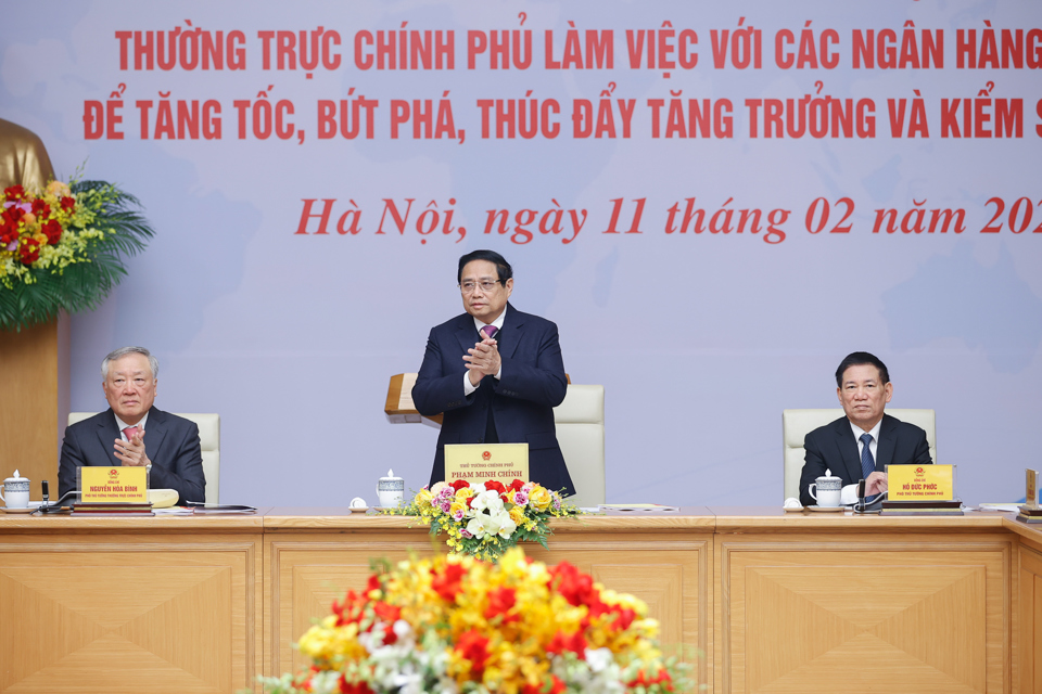 Thủ tướng Phạm Minh Ch&iacute;nh chủ tr&igrave; Hội nghị Thường trực Ch&iacute;nh phủ l&agrave;m việc với c&aacute;c ng&acirc;n h&agrave;ng thương mại để tăng tốc, bứt ph&aacute;, th&uacute;c đẩy tăng trưởng v&agrave; kiểm so&aacute;t lạm ph&aacute;t - Ảnh: VGP/Nhật Bắc