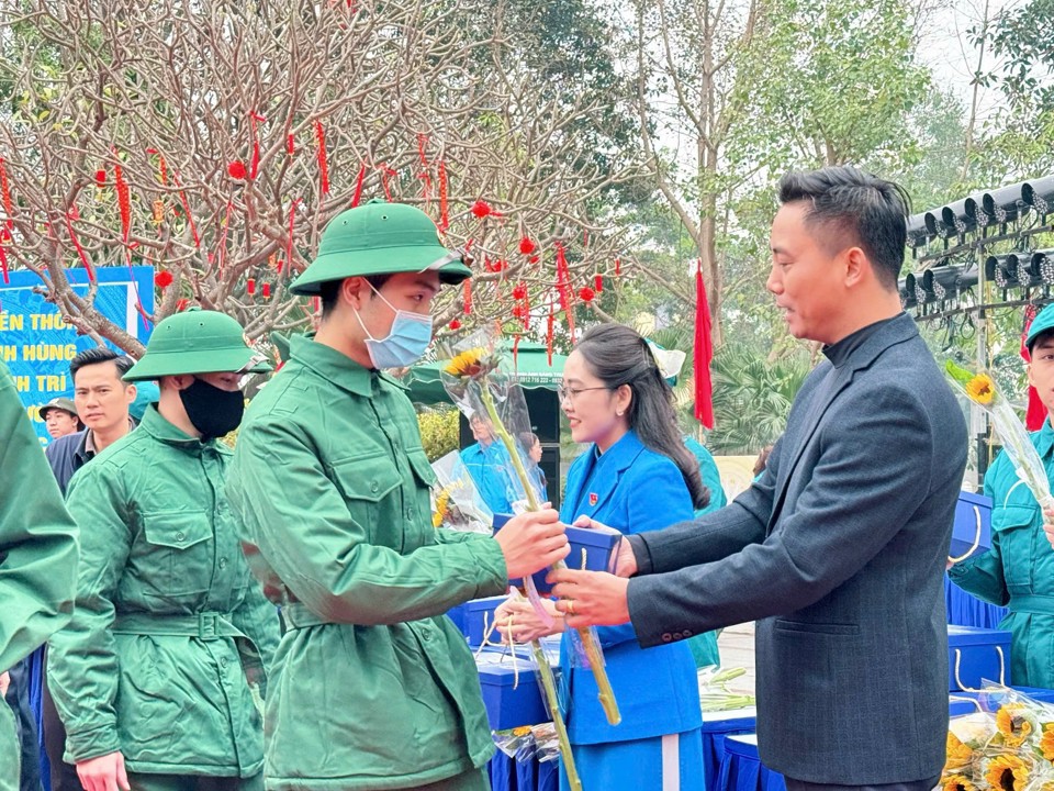 Đại diện Th&agrave;nh đo&agrave;n H&agrave; Nội tặng qu&agrave; c&aacute;c t&acirc;n binh của huyện Thanh Tr&igrave; chuẩn bị l&ecirc;n đường nhập ngũ. Ảnh: Ho&agrave;ng Quyết