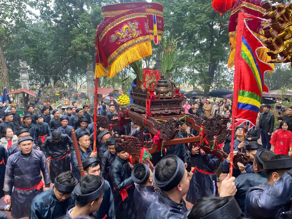 Lễ hội truyền thống ở đền V&agrave; được tổ chức v&agrave;o ng&agrave;y rằm th&aacute;ng Gi&ecirc;ng &acirc;m lịch hằng năm.