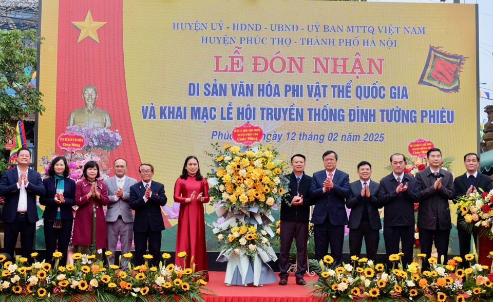 Tập thể l&atilde;nh đạo huyện Ph&uacute;c Thọ tặng hoa ch&uacute;c mừng.