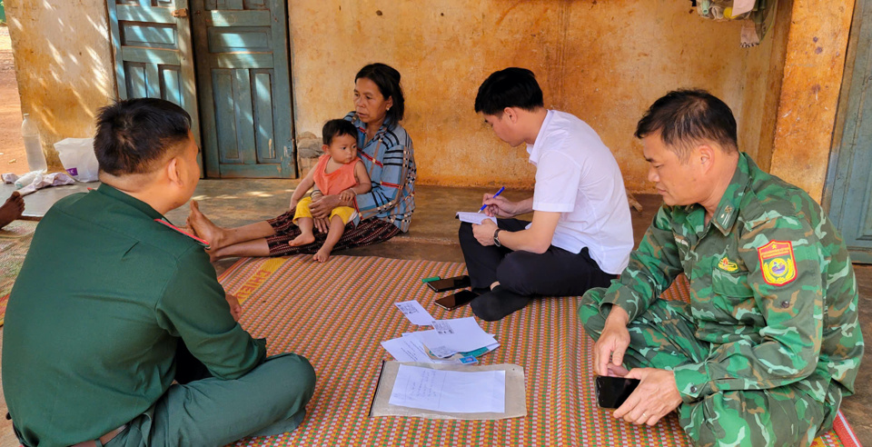 Gia đ&igrave;nh b&agrave; Rơ Mah Psem chia sẻ th&ocirc;ng tin với địa phương.