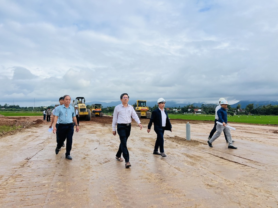 Đo&agrave;n c&ocirc;ng t&aacute;c tỉnh Quảng Nam đi bộ đến từng điểm vướng để kiểm tra tiến độ thực hiện dự &aacute;n cũng như thực trạng GPMB.&nbsp;