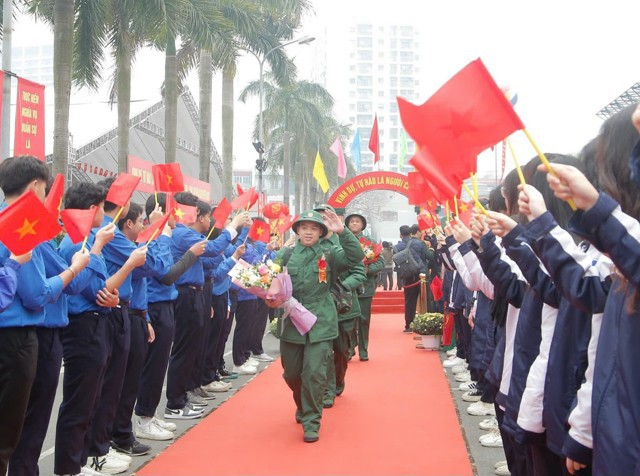 T&acirc;n binh&nbsp;bước qua "Cổng vinh quang" l&ecirc;n đường nhập ngũ. Ảnh: Thanh Hải.