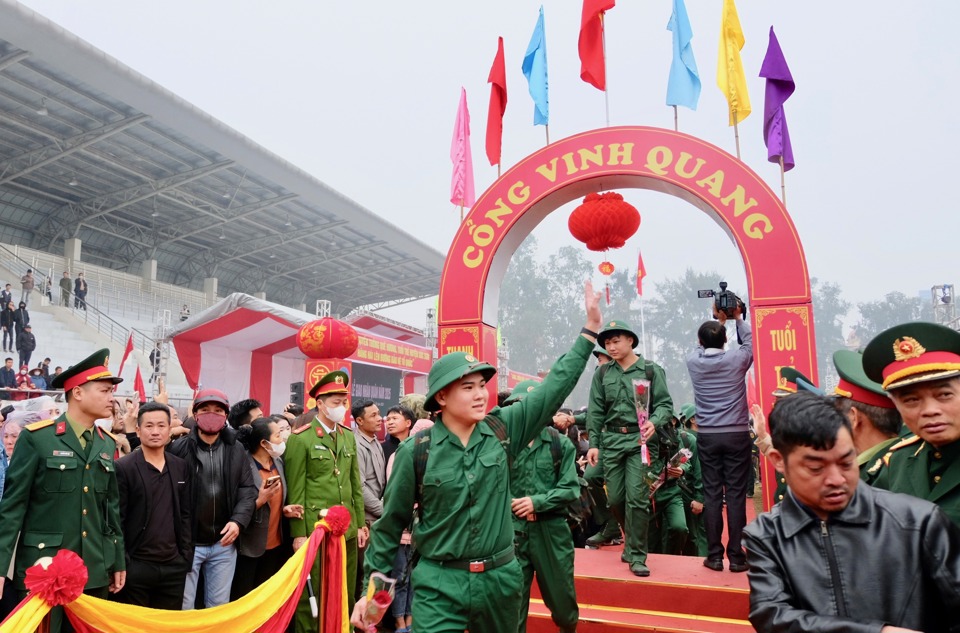 C&aacute;c t&acirc;n binh bước qua Cổng vinh quang, h&agrave;o hứng l&ecirc;n đường nhập ngũ.