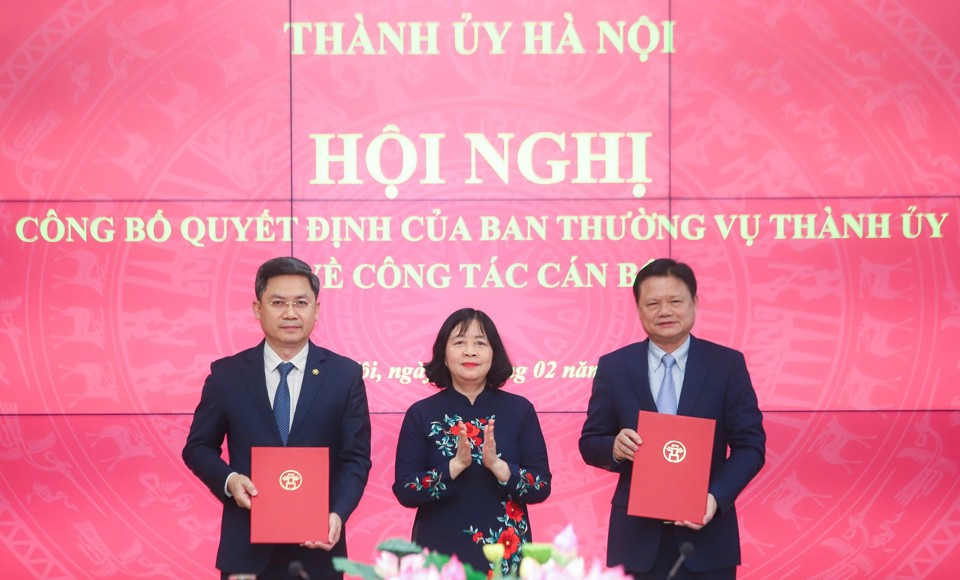 B&iacute; thư Th&agrave;nh uỷ B&ugrave;i Thị Minh Ho&agrave;i trao quyết định cho&nbsp;đồng ch&iacute; Vũ Đức Bảo v&agrave;&nbsp;đồng ch&iacute; H&agrave; Minh Hải.