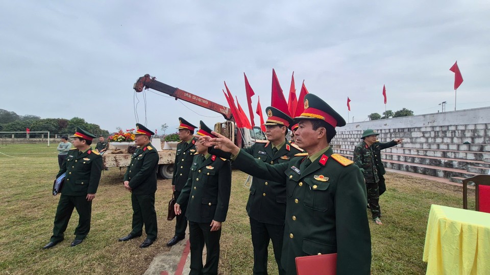 Bộ Chỉ huy Qu&acirc;n sự Nghệ An kiểm tra c&aacute;c địa phương trước khi thực hiện lễ giao nhận qu&acirc;n.