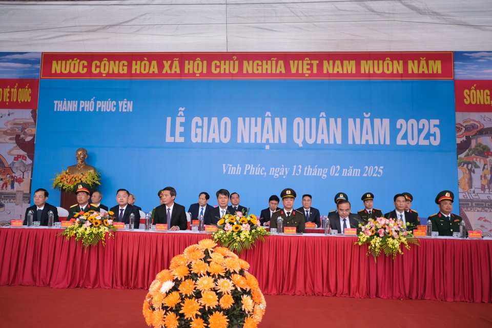 Đại diện l&atilde;nh đạo ch&iacute;nh quyền v&agrave; c&aacute;c đơn vị tỉnh Vĩnh Ph&uacute;c dự Lễ giao nhận qu&acirc;n năm 2025 tại th&agrave;nh phố Ph&uacute;c Y&ecirc;n. Ảnh: Sỹ H&agrave;o