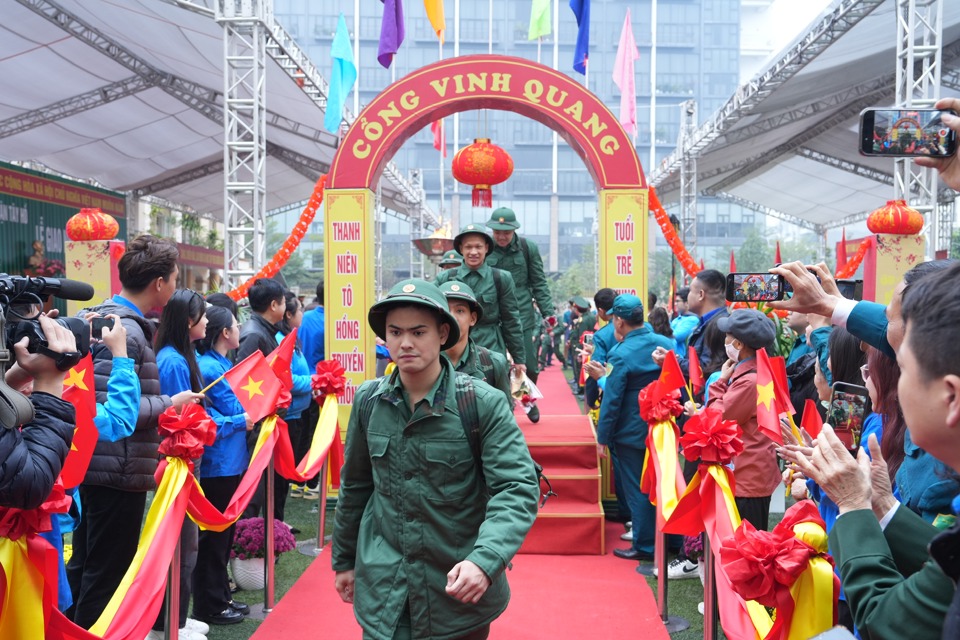 57 t&acirc;n binh quận T&acirc;y Hồ l&ecirc;n đường nhập ngũ.