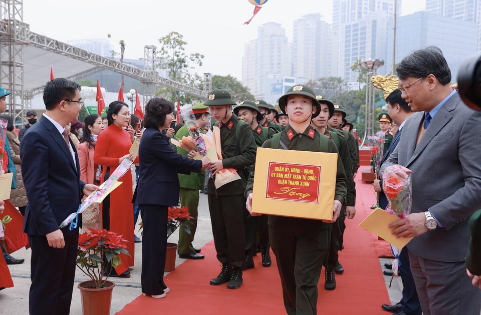 L&atilde;nh đạo quận Thanh Xu&acirc;n&nbsp;tặng hoa, qu&agrave;, động vi&ecirc;n c&aacute;c t&acirc;n binh l&ecirc;n đường nhập ngũ