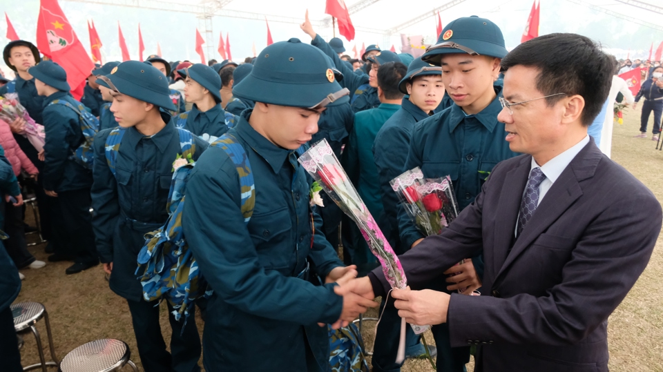 B&iacute; thư Huyện uỷ S&oacute;c Sơn B&ugrave;i Duy Cường tặng hoa, động vi&ecirc;n t&acirc;n binh l&ecirc;n đường nhập ngũ.