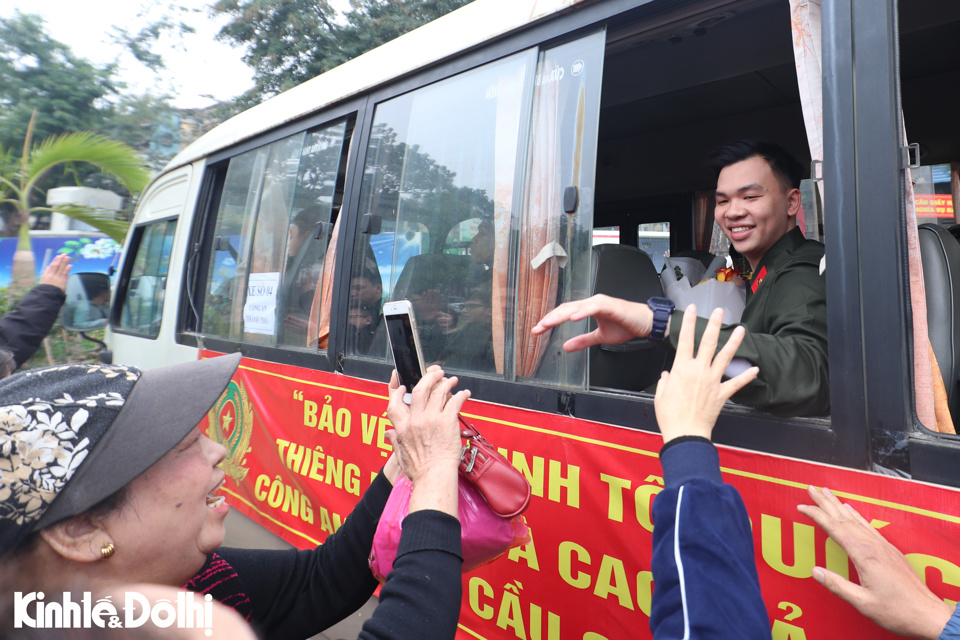 C&aacute;c t&acirc;n binh vui vẻ khi chia tay người th&acirc;n để l&ecirc;n đường nhập ngũ.