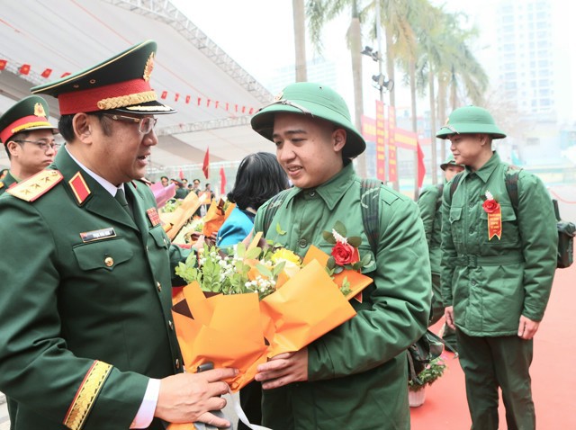 Thượng tướng Phạm Ho&agrave;i Nam, Thứ trưởng Bộ Quốc ph&ograve;ng tặng hoa ch&uacute;c mừng v&agrave; tiễn ch&acirc;n c&aacute;c t&acirc;n binh quận Ba Đ&igrave;nh. Ảnh: Thanh Hải.