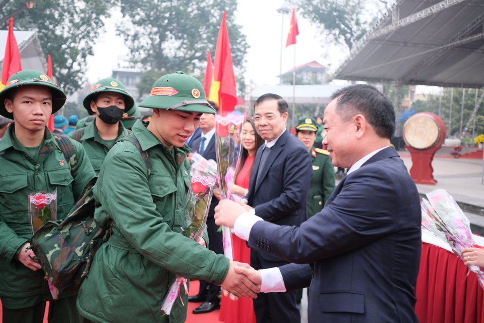 Ph&oacute; B&iacute; thư Thường trực Th&agrave;nh ủy, Chủ tịch HĐND th&agrave;nh phố Ph&uacute;c Y&ecirc;n Đ&agrave;o Anh Dũng tặng hoa v&agrave; ch&uacute;c c&aacute;c t&acirc;n binh ho&agrave;n th&agrave;nh tốt mọi nhiệm vụ. Ảnh: Sỹ H&agrave;o.&nbsp;