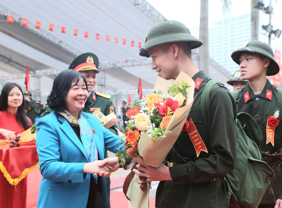 B&iacute; thư Th&agrave;nh ủy H&agrave; Nội B&ugrave;i Thị Minh Ho&agrave;i tặng hoa ch&uacute;c mừng v&agrave; tiễn ch&acirc;n c&aacute;c t&acirc;n binh quận Ba Đ&igrave;nh.&nbsp;