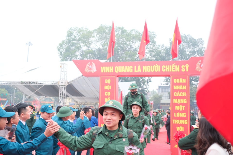 C&aacute;c t&acirc;n binh từ gi&atilde; gia đ&igrave;nh, người th&acirc;n, bạn b&egrave;... vui vẻ l&ecirc;n đường thực hiện nghĩa vụ với Tổ quốc. Ảnh: Sỹ H&agrave;o.&nbsp;