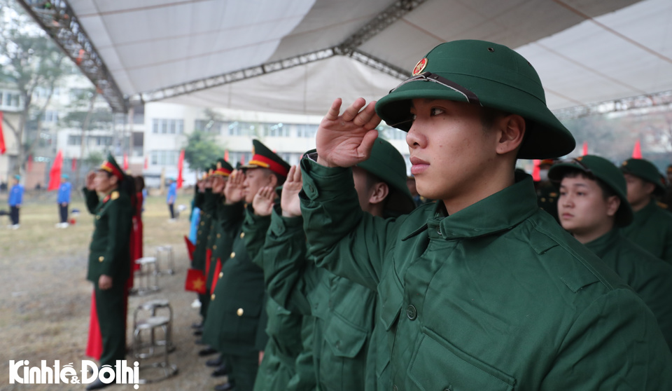 T&acirc;n binh quận Cầu Giấy h&agrave;o hứng trước giờ l&ecirc;n đường nhập ngũ.&nbsp;Đ&uacute;ng 8 giờ s&aacute;ng nay, 13/2 (tức ng&agrave;y 16 th&aacute;ng Gi&ecirc;ng năm Ất Tỵ), lễ giao, nhận qu&acirc;n năm 2025 đồng loạt diễn ra tại 30 quận, huyện, thị x&atilde; của TP H&agrave; Nội.&nbsp;