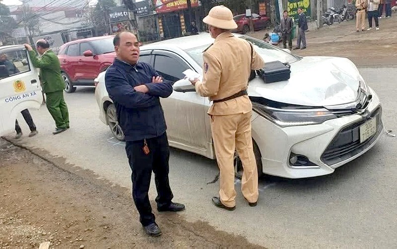 Lực lượng chức năng nhanh ch&oacute;ng tới hiện trường điều tra vụ h&agrave;nh hung sau va chạm giao th&ocirc;ng tại huyện Thạch Thất