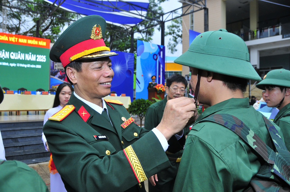 Đại t&aacute; Nguyễn C&ocirc;ng Anh &ndash; Ph&oacute; Ch&iacute;nh ủy Bộ Tư lệnh TP Hồ Ch&iacute; Minh c&agrave;i lại mũ cho thanh ni&ecirc;n quận 8 l&ecirc;n đường nhập ngũ. Ảnh: T&acirc;n Tiến.