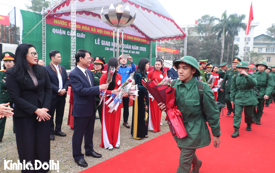 C&aacute;c t&acirc;n binh l&ecirc;n đường nhập ngũ tại quận Cầu Giấy.