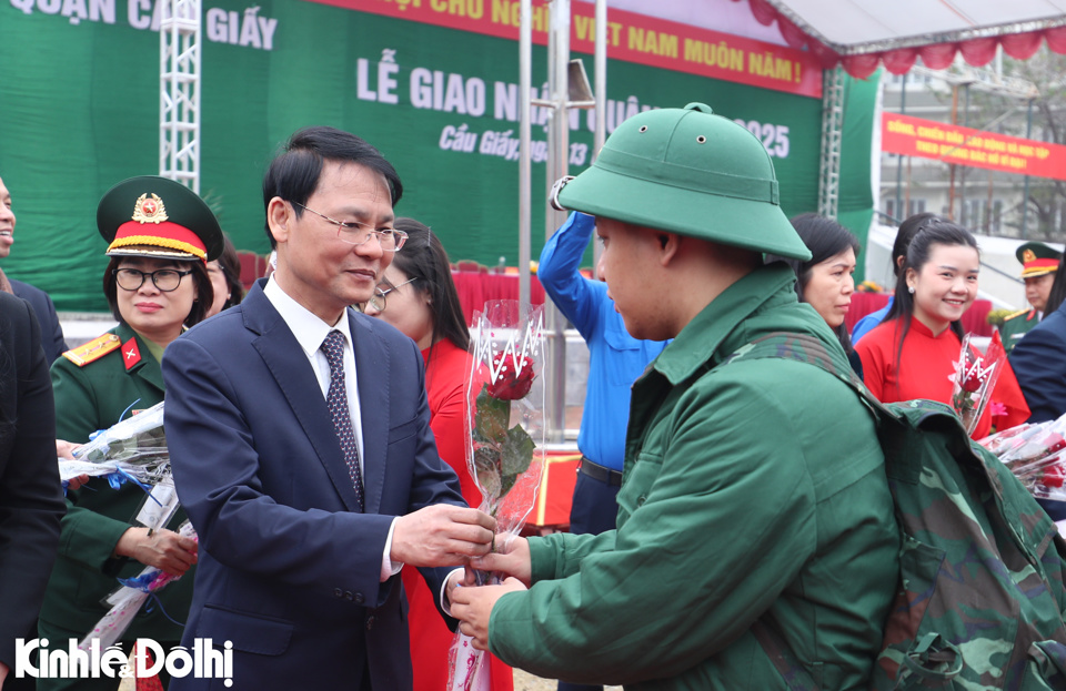 Ph&oacute; Chủ tịch HĐND TP H&agrave; Nội Phạm Qu&iacute; Ti&ecirc;n tặng hoa, động vi&ecirc;n c&aacute;c t&acirc;n binh l&ecirc;n đường nhập ngũ.