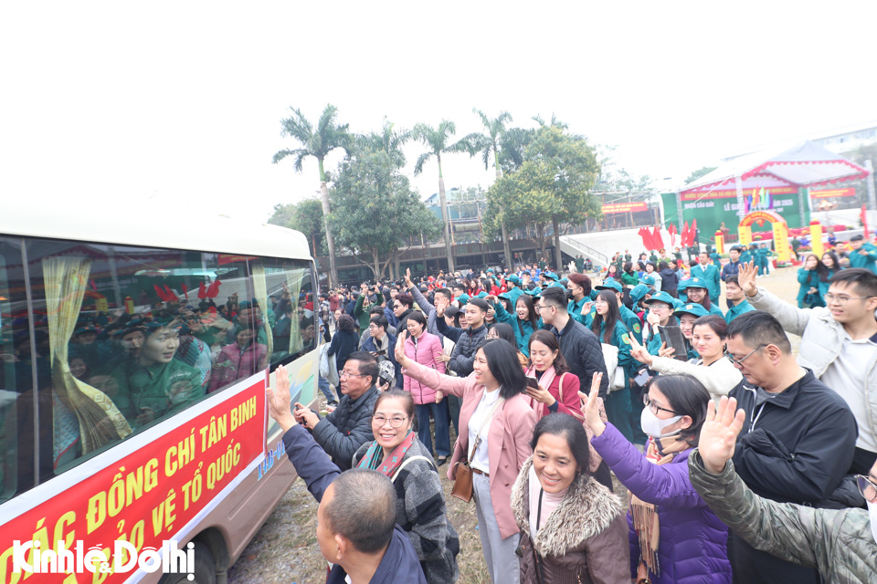 Người th&acirc;n vẫy tay ch&agrave;o c&aacute;c t&acirc;n binh l&ecirc;n đường nhập ngũ.