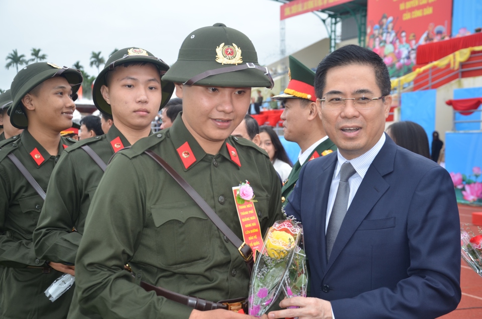 Chủ tịch UBND tỉnh Quảng Ng&atilde;i Nguyễn Ho&agrave;ng Giang tặng hoa cho c&aacute;c t&acirc;n binh.