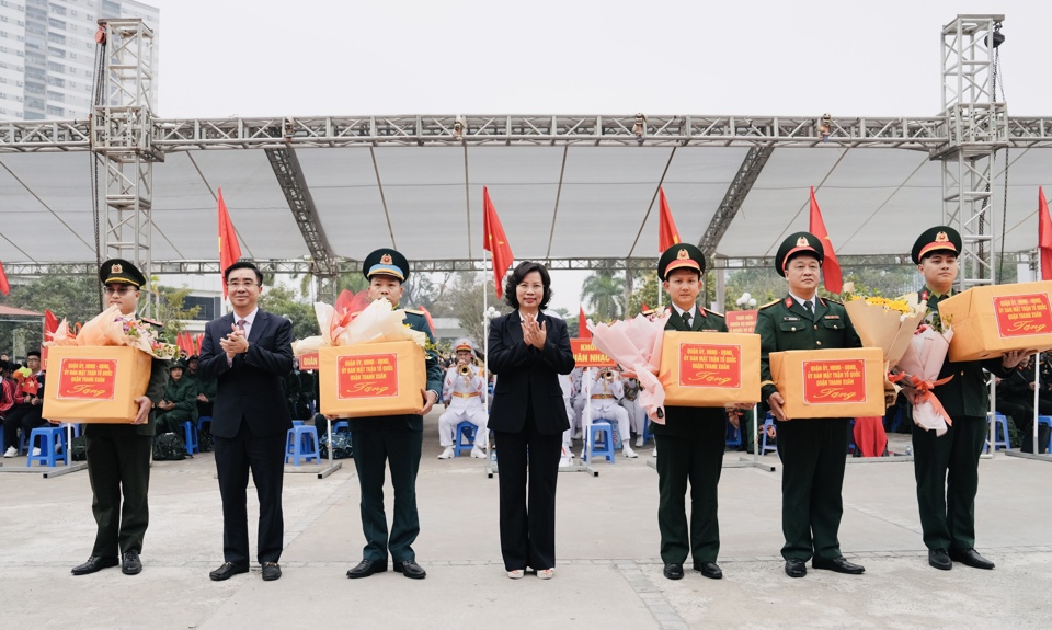 L&atilde;nh đạo quận Thanh Xu&acirc;n tặng qu&agrave; cho c&aacute;c đơn vị nhận qu&acirc;n