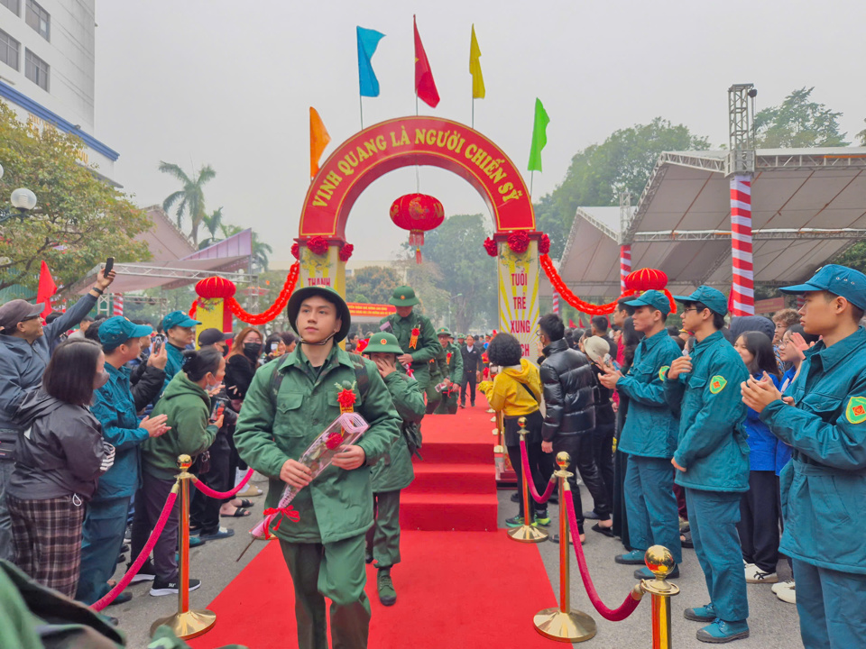 C&aacute;c t&acirc;n binh Quận Hai B&agrave; Trưng bước qua Cổng vinh quang, l&ecirc;n đường nhập ngũ.&nbsp;