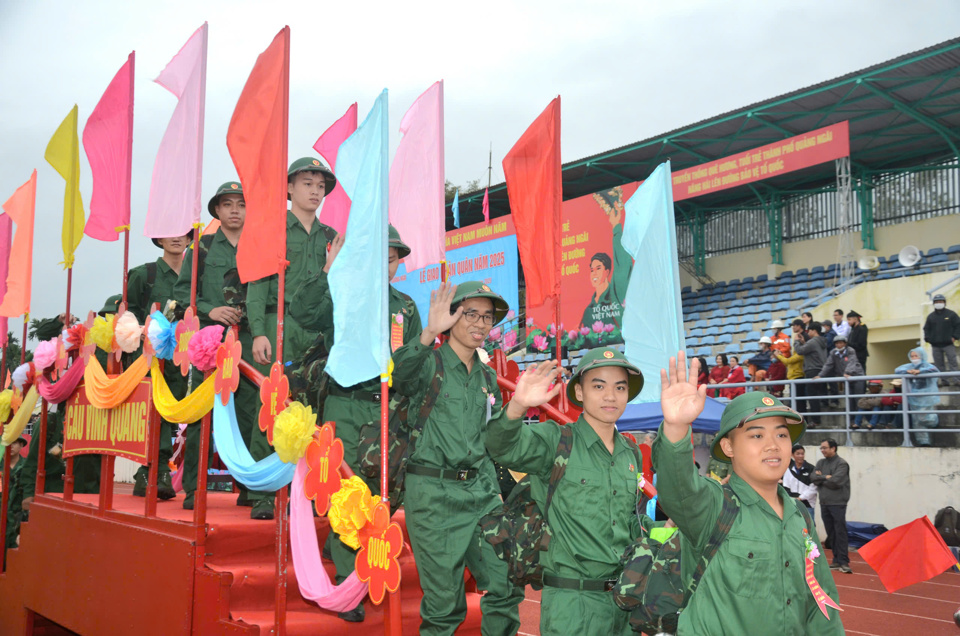 C&aacute;c t&acirc;n binh bước qua cầu Vinh quang.