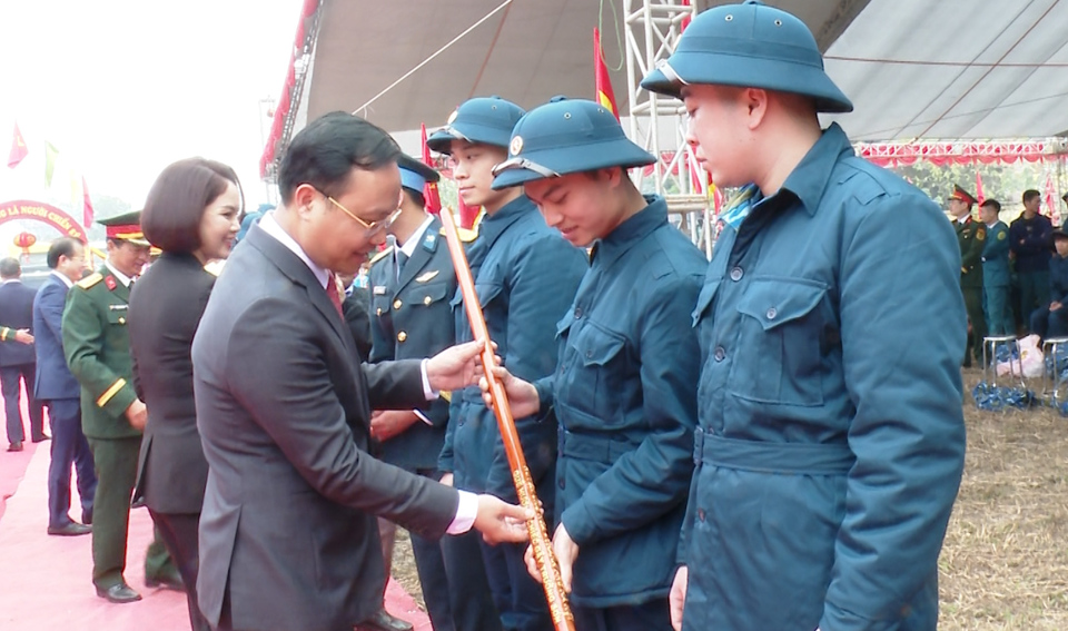 Chủ tịch UBND huyện Ứng Ho&agrave; Nguyễn Tiến Thiết trao "Chiếc gậy Trường Sơn" cho t&acirc;n binh.