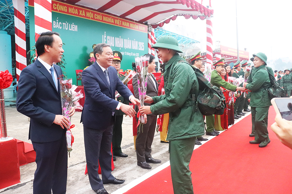 Ph&oacute; Chủ tịch Thường trực UBND TP L&ecirc; Hồng Sơn tặng hoa động vi&ecirc;n thanh ni&ecirc;n l&ecirc;n đường nhập ngũ.