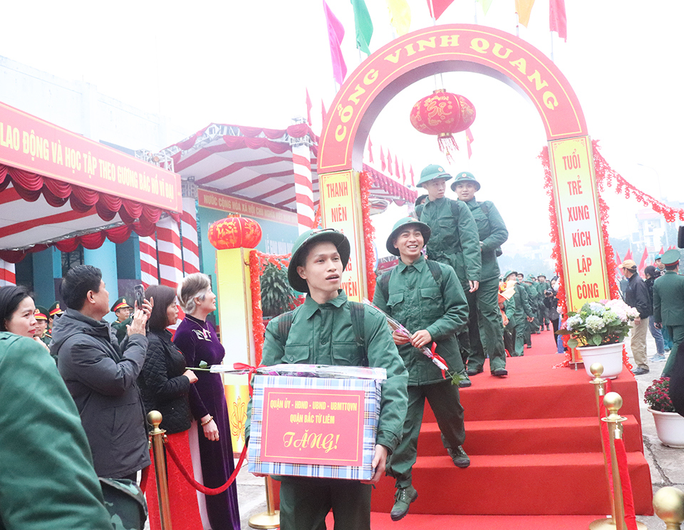 Thanh ni&ecirc;n Bắc Từ Li&ecirc;m&nbsp;tự tin tr&ecirc;n từng n&eacute;t mặt rạng ngời bước qua cổng &ldquo;Vinh quang&rdquo; vẫy ch&agrave;o tạm biệt gia đ&igrave;nh v&agrave; người th&acirc;n.