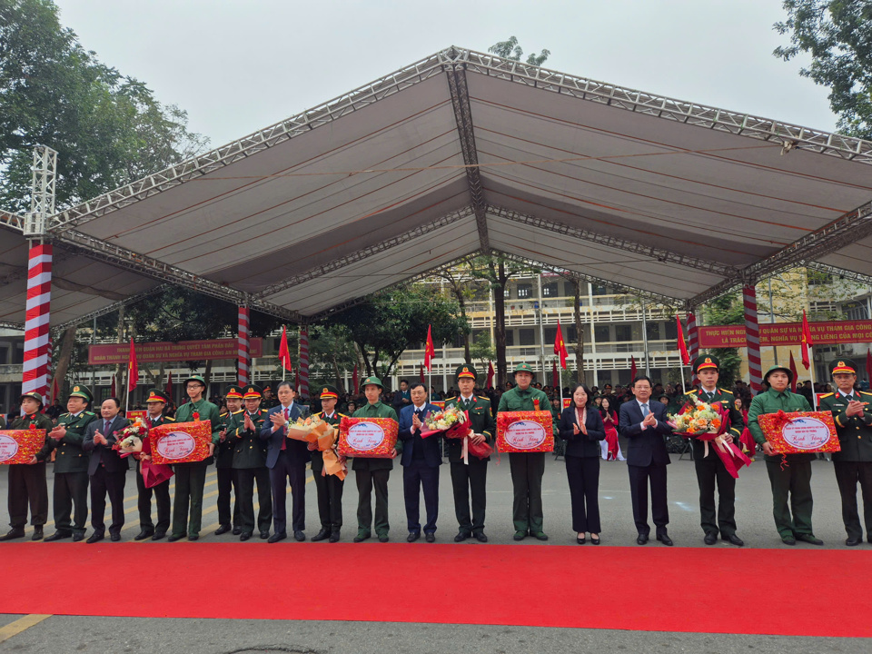 L&atilde;nh đạo TP, Quận Hai B&agrave; Trưng tặng hoa, qu&agrave; lưu niệm, động vi&ecirc;n c&aacute;c t&acirc;n binh